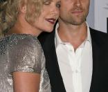 Charlize Theron et Stuart Townsend lors de l'avant-première de  The Road , dans le cadre de l'AFI FEST, à Los Angeles, le 4 novembre 2009.