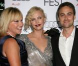 Charlize Theron entourée de sa maman Gerda et de Stuart Townsend lors de l'avant-première de  The Road , dans le cadre de l'AFI FEST, à Los Angeles, le 4 novembre 2009.