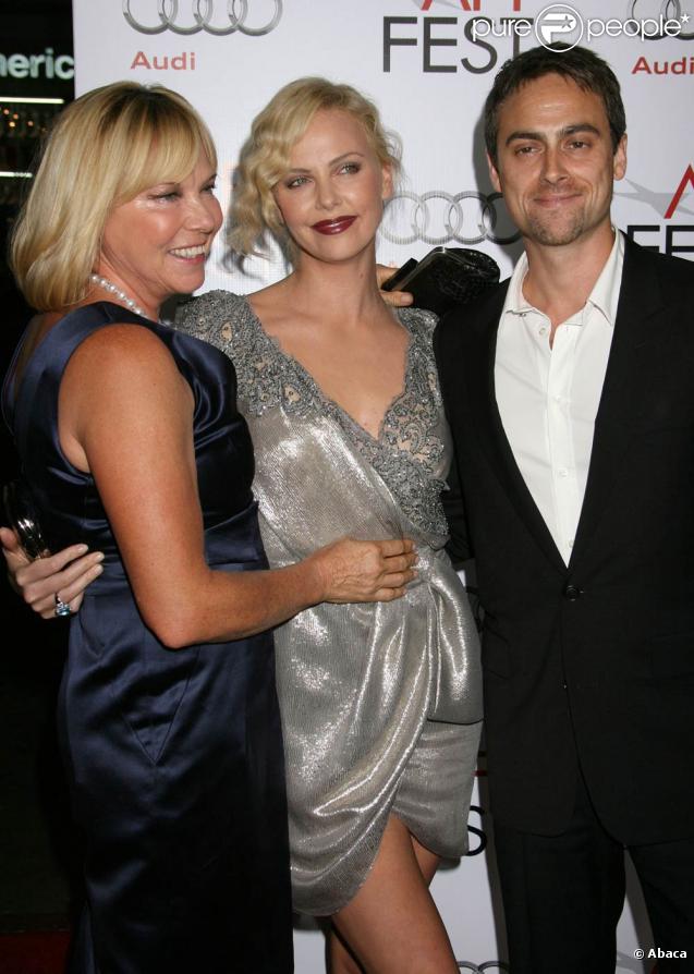 Charlize Theron entourée de sa maman Gerda et de Stuart Townsend lors de l'avant-première de  The Road , dans le cadre de l'AFI FEST, à Los Angeles, le 4 novembre 2009.