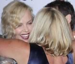 Charlize Theron entourée de sa maman Gerda et de Stuart Townsend lors de l'avant-première de  The Road , dans le cadre de l'AFI FEST, à Los Angeles, le 4 novembre 2009.