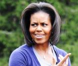 Michelle Obama dans les jardins de la maison blanche en train de s'occuper de son potager