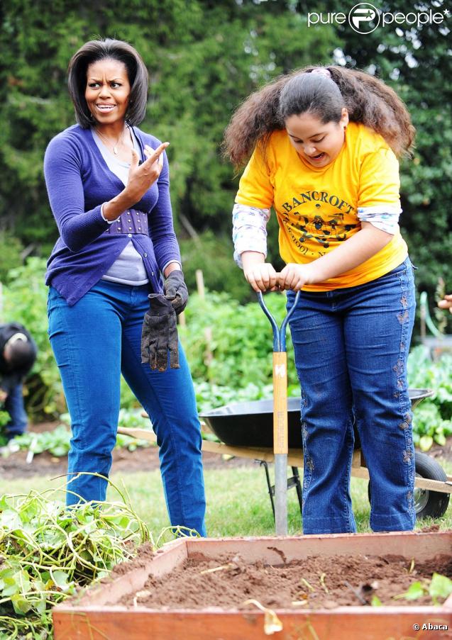 Michelle Obama dans les jardins de la maison blanche en train de s'occuper de son potager