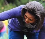 Michelle Obama dans les jardins de la maison blanche en train de s'occuper de son potager