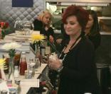 Sharon Osbourne et Cyndi Lauper deviennent serveuses pour la bonne cause, octobre 2009 !