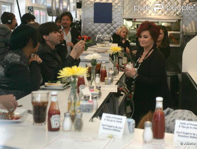 Sharon Osbourne et Cyndi Lauper deviennent serveuses pour la bonne cause, octobre 2009 !