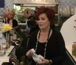 Sharon Osbourne et Cyndi Lauper deviennent serveuses pour la bonne cause, octobre 2009 !