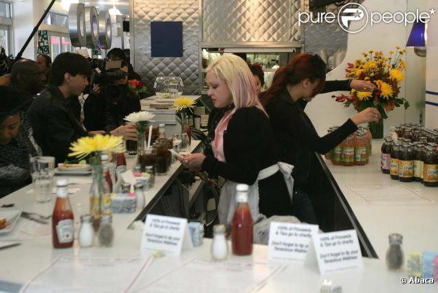 Sharon Osbourne et Cyndi Lauper deviennent serveuses pour la bonne cause, octobre 2009 !