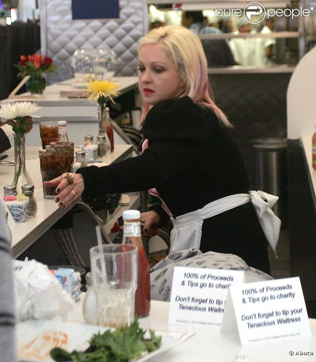 Sharon Osbourne et Cyndi Lauper deviennent serveuses pour la bonne cause, octobre 2009 !