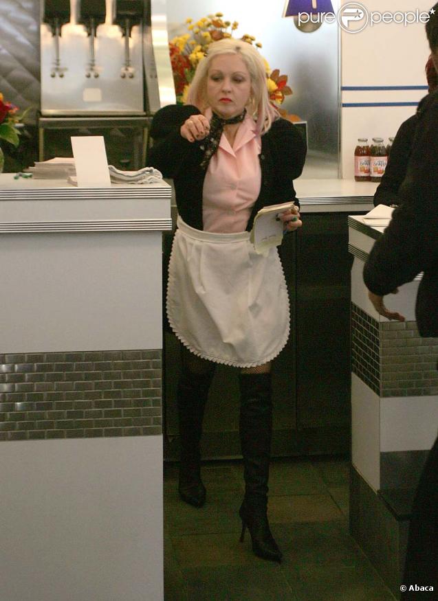 Sharon Osbourne et Cyndi Lauper deviennent serveuses pour la bonne cause, octobre 2009 !