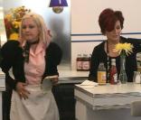 Sharon Osbourne et Cyndi Lauper deviennent serveuses pour la bonne cause, octobre 2009 !