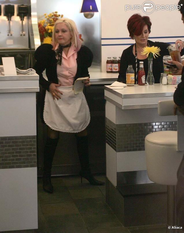 Sharon Osbourne et Cyndi Lauper deviennent serveuses pour la bonne cause, octobre 2009 !