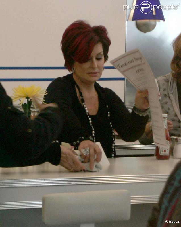 Sharon Osbourne et Cyndi Lauper deviennent serveuses pour la bonne cause, octobre 2009 !