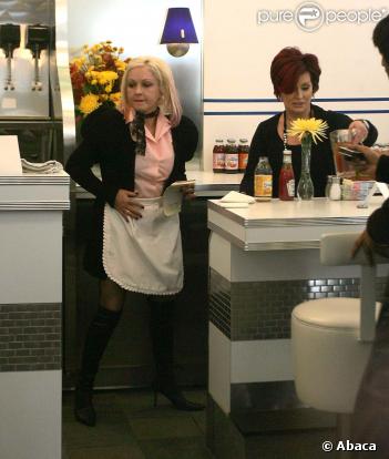 Sharon Osbourne et Cyndi Lauper deviennent serveuses pour la bonne cause, octobre 2009 !