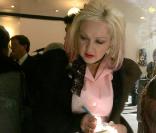 Sharon Osbourne et Cyndi Lauper deviennent serveuses pour la bonne cause, octobre 2009 !