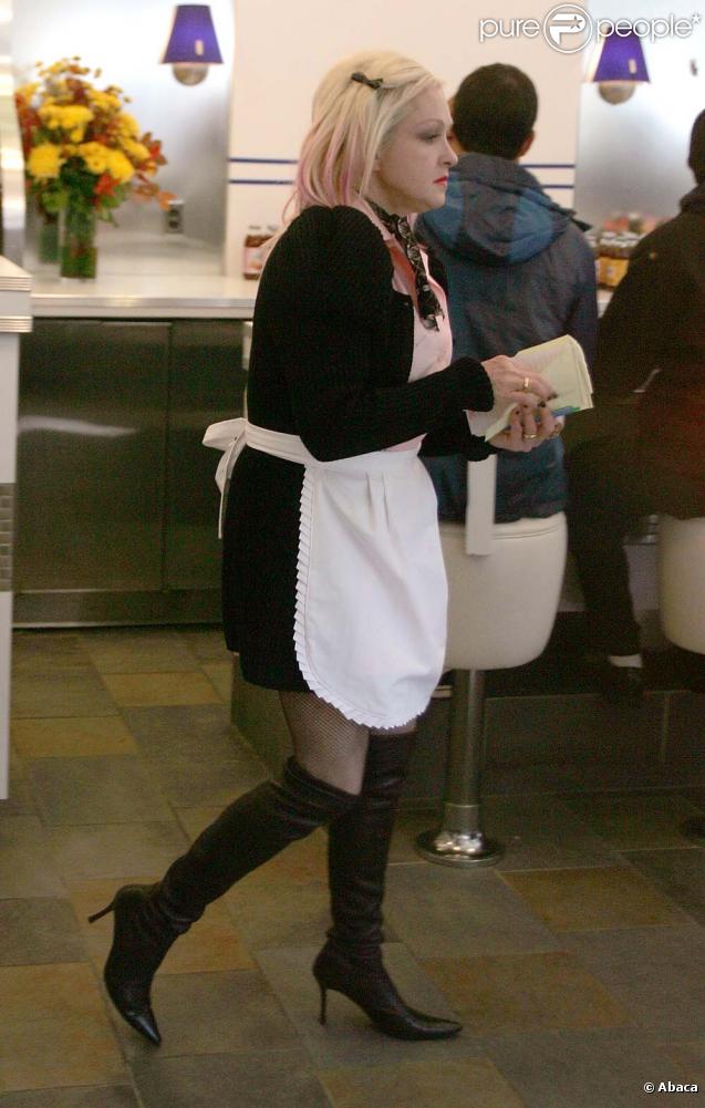 Sharon Osbourne et Cyndi Lauper deviennent serveuses pour la bonne cause, octobre 2009 !