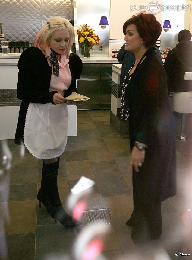 Sharon Osbourne et Cyndi Lauper deviennent serveuses pour la bonne cause, octobre 2009 !