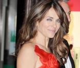 Elizabeth Hurley à la soirée Emerald Ball au magasin Harrod's de Londres le 5/11/09