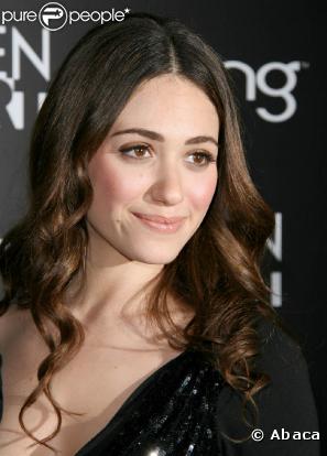 Emmy Rossum ravissante, à l'occasion de l'avant-première de Dare, au Pacific Design Center de West Hollywood, à Los Angeles, le 5 novembre 2009.