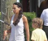 Barbara Becker et son fils Elias dans un supermarché à Miami Beach