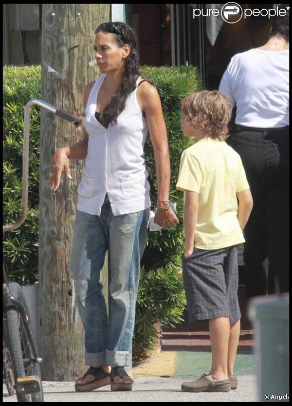 Barbara Becker et son fils Elias dans un supermarché à Miami Beach