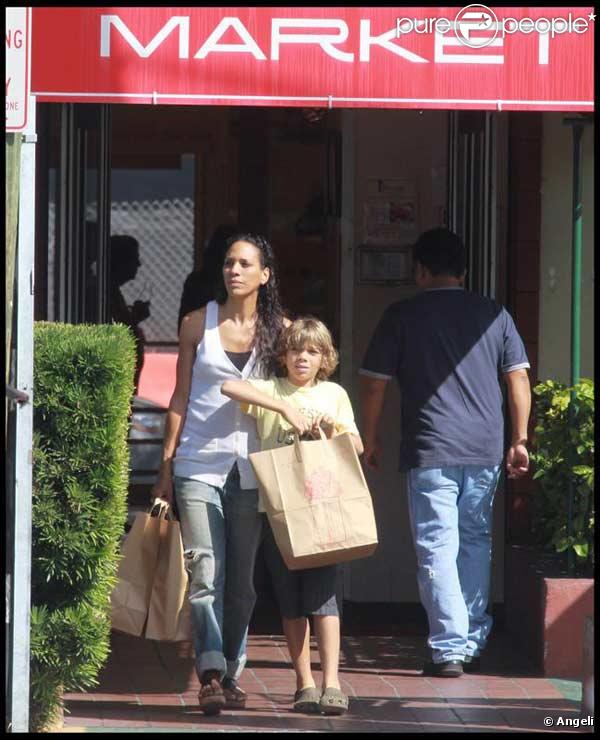 Barbara Becker et son fils Elias dans un supermarché à Miami Beach