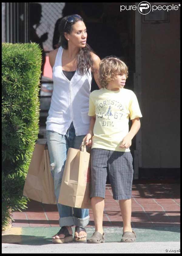 Barbara Becker et son fils Elias dans un supermarché à Miami Beach