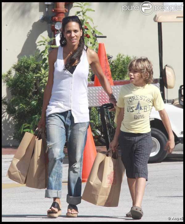 Barbara Becker et son fils Elias dans un supermarché à Miami Beach