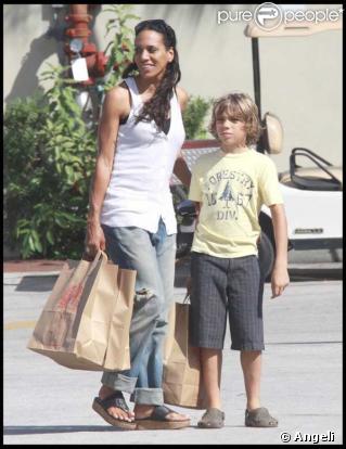Barbara Becker et son fils Elias dans un supermarché à Miami Beach