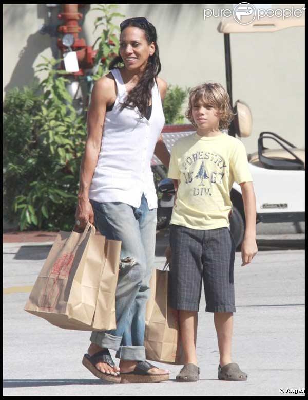 Barbara Becker et son fils Elias dans un supermarché à Miami Beach