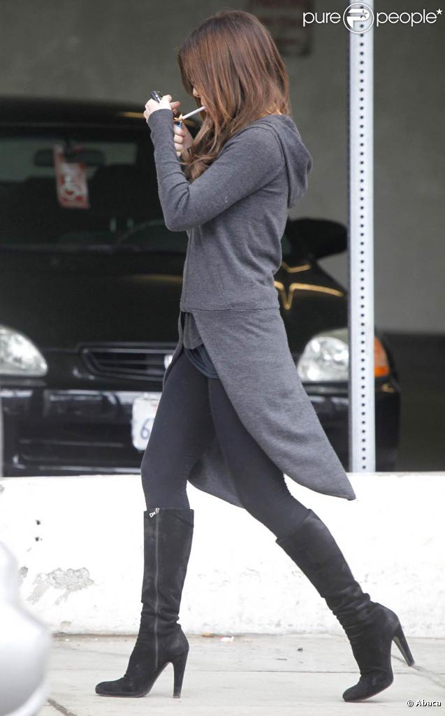 Kate Beckinsale de sortie à Los Angles en compagnie de sa famille en profite pour se fumer une petite cigarette ! 