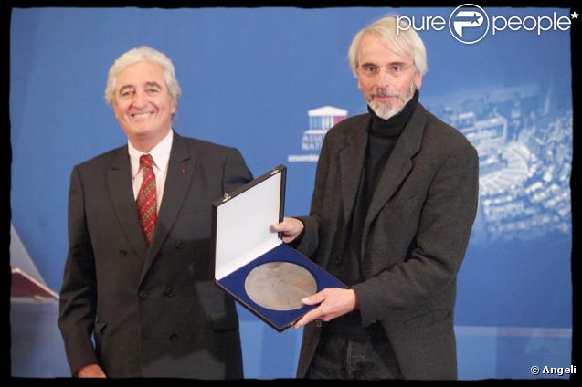 Jean-Loup Dabadie et Philippe Delerm, lors de la remise des Prix 2008 de l'Académie des Sports, à l'Assemblée Nationale, à Paris, le 9 novembre 2009.