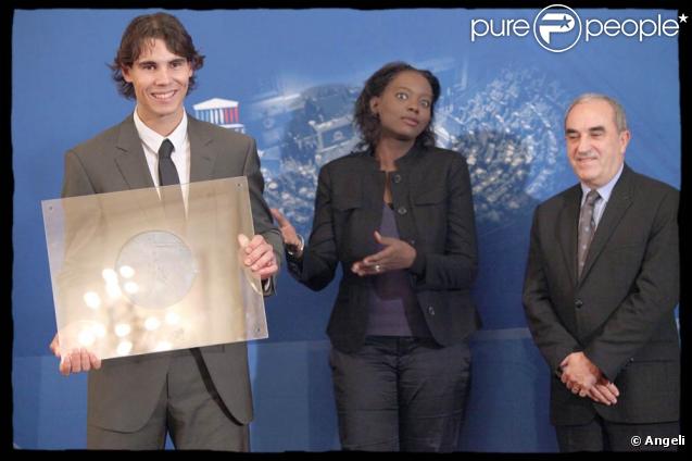 Rafael Nadal et Rama Yade dans tous ses états, lors de la remise des Prix 2008 de l'Académie des Sports, à l'Assemblée Nationale, à Paris, le 9 novembre 2009.