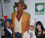  Kareem Abdul Jabbar entouré de Bette Midler, Gloria Estefan et Kathy Griffin lors de Halloween 2008 