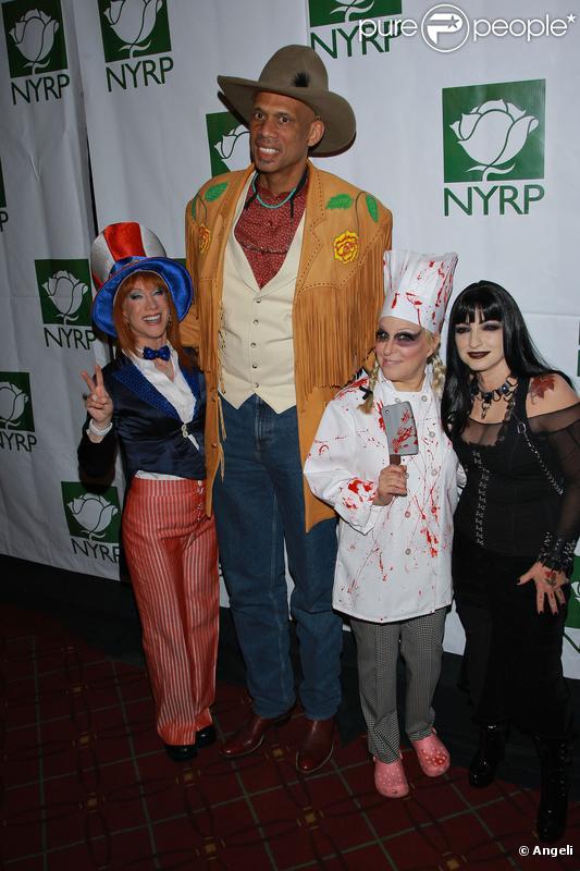  Kareem Abdul Jabbar entouré de Bette Midler, Gloria Estefan et Kathy Griffin lors de Halloween 2008 