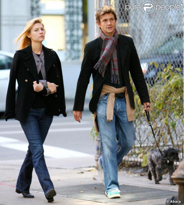 Claire Danes et son époux Hugh Dancy dans les rues de New York. Petite mine pour les jeunes mariés... 