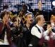EXCLUSIF : Robbie Williams rejoint ses anciens camarades de Take That sur scène à Londres, le 13 novembre 2009.