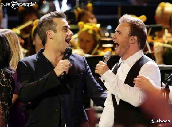EXCLUSIF : Robbie Williams rejoint ses anciens camarades de Take That sur scène à Londres, le 13 novembre 2009.
