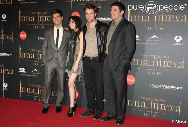 Taylor Lautner, Kristen Stewart, Robert Pattinson et le réalisateur Chris Weitz, à l'occasion de l'avant-première espagnole de  Twilight 2 - Tentation , à Madrid, le 12 novembre 2009.