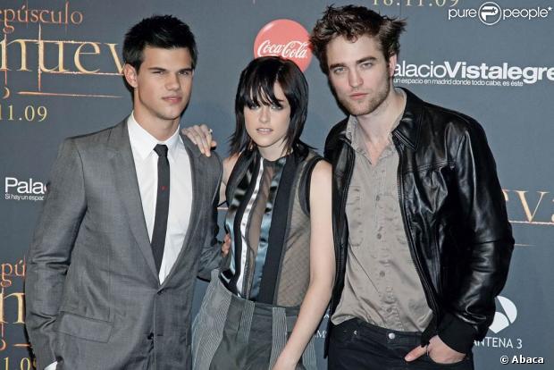 Taylor Lautner, la belle Kristen Stewart et Robert Pattinson, à l'occasion de l'avant-première espagnole de  Twilight 2 - Tentation , à Madrid, le 12 novembre 2009.