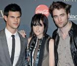 Taylor Lautner, la belle Kristen Stewart et Robert Pattinson, à l'occasion de l'avant-première espagnole de  Twilight 2 - Tentation , à Madrid, le 12 novembre 2009.