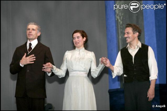 Lambert Wilson, Emmanuelle Devos et Jean-Pierre Lorit dans la pièce Créanciers au théâtre de l'Atelier en 2005
