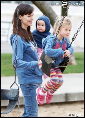 Jennifer Garner et ses filles Violet et Seraphina dans un parc de Los Angeles le 7 novembre 2009
