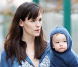 Jennifer Garner et ses filles Violet et Seraphina dans un parc de Los Angeles le 7 novembre 2009