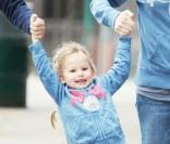Jennifer Garner et ses filles Violet et Seraphina dans un parc de Los Angeles le 7 novembre 2009