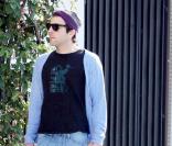 Zachary Quinto, dans les rues de Silverlake, en Californie, promène son chien... Et toujours pas de girlfriend dans sa vie ! Aidons-le, il y a urgence !