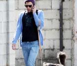 Zachary Quinto, dans les rues de Silverlake, en Californie, promène son chien... Et toujours pas de girlfriend dans sa vie ! Aidons-le, il y a urgence !