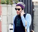 Zachary Quinto, dans les rues de Silverlake, en Californie, promène son chien... Et toujours pas de girlfriend dans sa vie ! Aidons-le, il y a urgence !