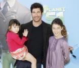 Dylan McDermott et ses filles Colette et Charlotte lors de la première du dessin-animé Planète 51 à Westwood en Californie le 14 novembre 2009