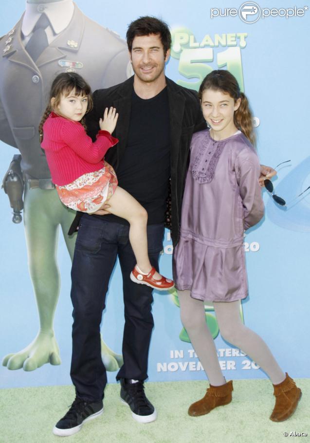 Dylan McDermott et ses filles Colette et Charlotte lors de la première du dessin-animé Planète 51 à Westwood en Californie le 14 novembre 2009