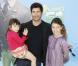 Dylan McDermott et ses filles Colette et Charlotte lors de la première du dessin-animé Planète 51 à Westwood en Californie le 14 novembre 2009